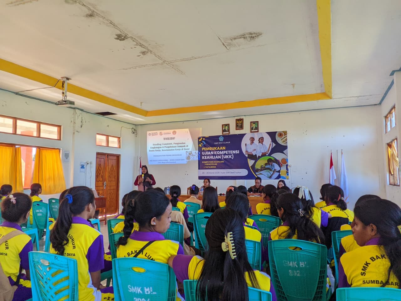 UNIVERSITAS STELLA MARIS SUMBA GELAR WORKSHOP DI SMK BAKTI LUHUR SUMBA